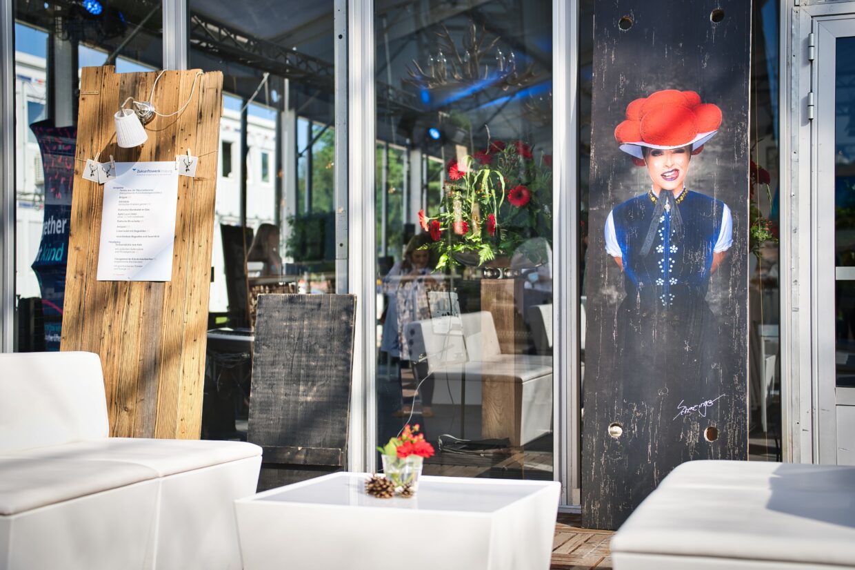 Außengalerie, Sitzgelegenheiten, Bild mit Frau in Tracht und Bollenhut