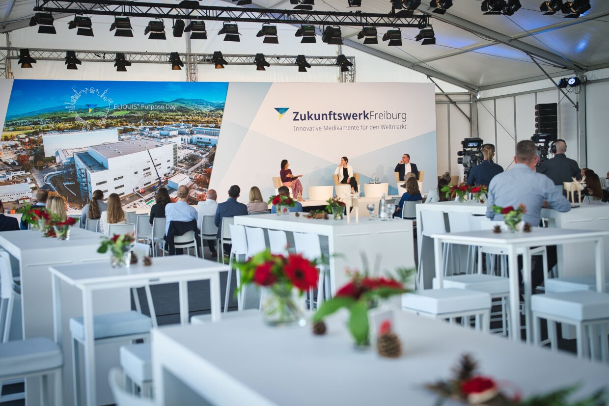 Menschen sitzen an Bar Tischen