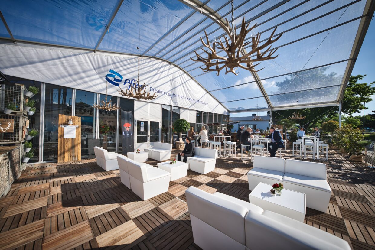 Lounge mit Glasdach und weißen Sofas