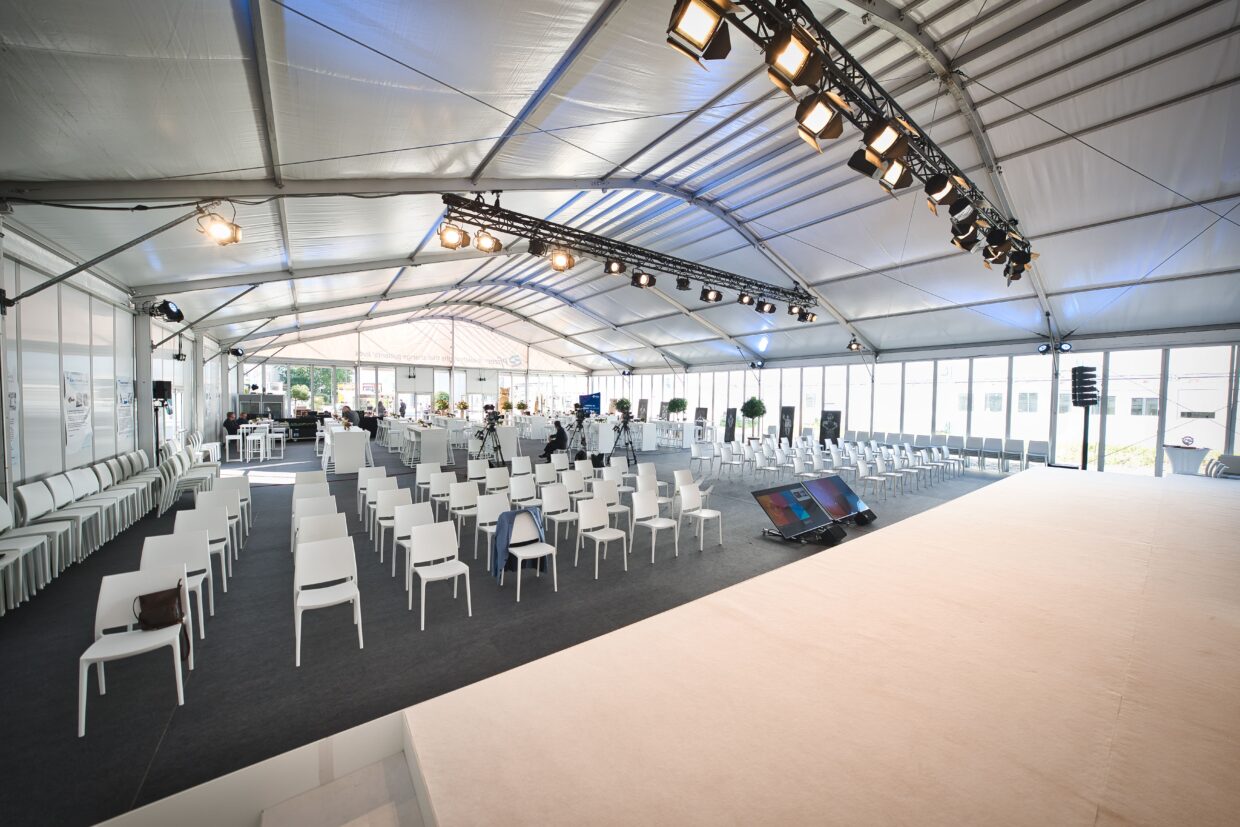 Raum mit Tishcen Stühlen dekoriert mit Pflanzen