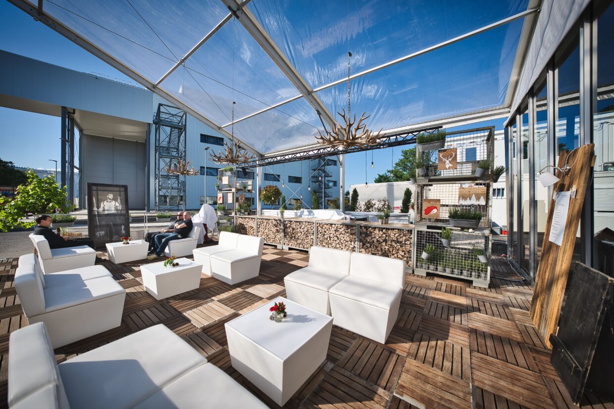 Lounge mit Glasdach und weißen Sofas