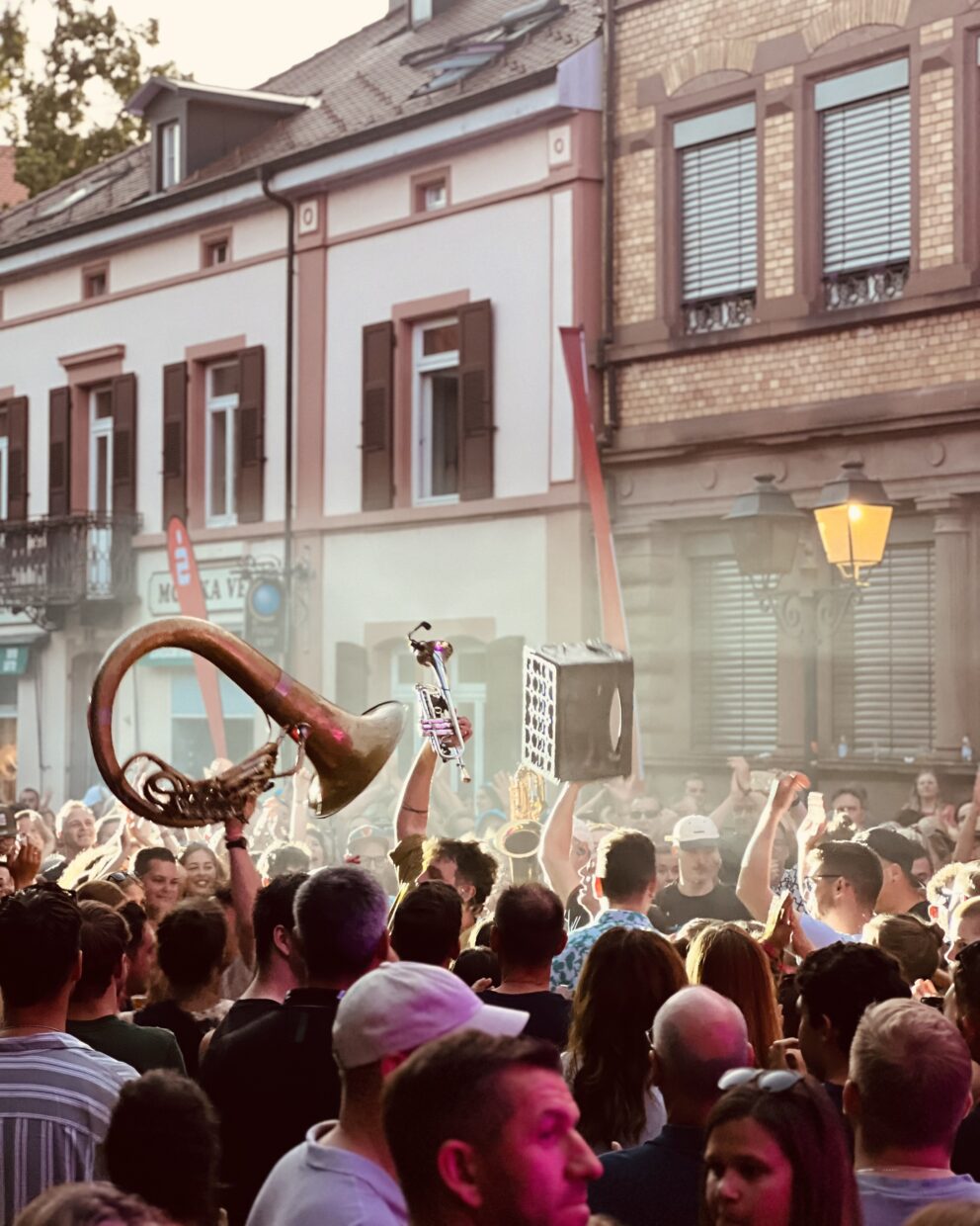 Band ist in der Menge und hebt Instrumente nach oben